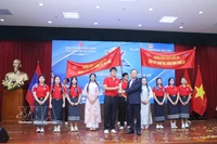 El embajador Nguyen Minh Tam entrega el primer premio al equipo de la Escuela para Estudiantes Talentosos y de Minorías Étnicas de la Universidad Nacional de Laos en el concurso. (Foto: VNA)
