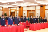 El secretario general del Partido Comunista de Vietnam, To Lam, y los delegados realizan la ceremonia de saludo a la bandera. (Foto: VNA)