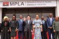El presidente de Vietnam, Luong Cuong, y los directivos del MPLA (Foto: VNA)