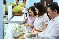 Todos los productos frutícolas exibidos en las ferias cuentan con códigos QR para su trazabilidad (Foto: VNA)