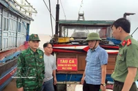 Las autoridades funcionales de Quang Tri inspeccionan periodicamente los barcos pesqueros que no cumplen los estándares requeridos (Foto: VNA)