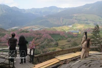 Los turistas contemplan la belleza de O Quy Ho, Sa Pa. (Foto: VNA)