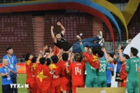 La selección vietnamita celebra su victoria (Foto: VNA)