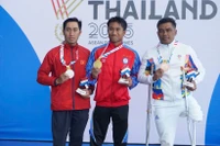 Nguyen Ngoc Thiet (izq.) gana la medalla de plata en los 400 metros estilo libre masculino S9, en los XIII Juegos Paralímpicos de la ASEAN. (Foto: VNA)