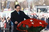 El primer ministro Pham Minh Chinh deposita flores en homenaje al Presidente Ho Chi Minh en el monumento al difunto líder en Moscú la mañana del 23 de marzo. (Foto: VNA)