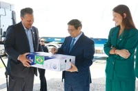El primer ministro Pham Minh Chinh firma un paquete de carne de res exportada a Vietnam. (Foto: VNA)