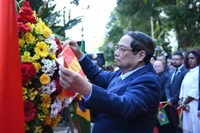 El primer ministro Pham Minh Chinh coloca flores en la placa en conmemoración del Presidente Ho Chi Minh en la ciudad de Río de Janeiro, Brasil, el 5 de julio. (Foto: VNA)