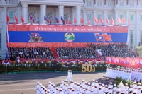Desfile militar para celebrar el 50.º Día Nacional de la República Democrática Popular de Laos. (Foto: VNA)