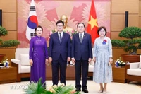 El presidente de la Asamblea Nacional, Tran Thanh Man (segundo a la derecha), y su homólogo surcoreano, Woo Won Shik, junto con sus cónyuges (Foto: VNA)
