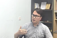 El investigador Enzo Sim Hong Jun, radicado en Malasia, concede una entrevista a la Agencia Vietnamita de Noticias. (Foto: VNA)