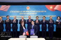 El secretario general del Partido Comunista de Vietnam, To Lam, asiste a la ceremonia de firma del contrato para la adquisición del sistema de terapia de protones contra el cáncer Mevion S250-FIT entre el Hospital General Tam Anh y la empresa Mevion Medical Systems. (Fuente: VNA)