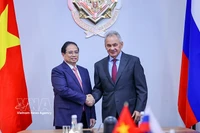 El primer ministro Pham Minh Chinh (izquierda) se reúne con el secretario del Consejo de Seguridad de la Federación Rusa, Sergey Shoigu. (Foto: VNA)