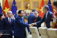 El primer ministro Pham Minh Chinh se reúne con 20 embajadores y encargados de negocios de la Unión Europea (UE) y sus estados miembros en Hanoi el 5 de marzo. (Foto: VNA)