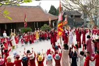Estudiantes de la ciudad de Viet Tri participan en una experiencia de canto Xoan en la casa comunal de Hung Lo. (Foto: VNA)