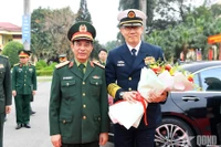 El general Phan Van Giang dio la bienvenida a su homólogo chino Dong Jun en su visita a la Brigada de Fuerzas Especiales 113. (Foto: qdnd.vn)