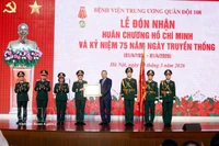 El secretario general del Partido Comunista de Vietnam, To Lam, entrega la Orden Ho Chi Minh al Hospital Militar Central 108. (Foto: VNA)
