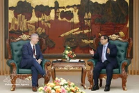 El primer ministro Pham Minh Chinh (derecha) y el embajador de Bélgica en Vietnam, Karl Van Den Bossche. (Foto: VNA)