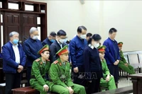 Los acusados ​​en el tribunal. (Foto: VNA)
