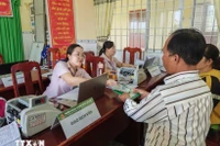 Un hombre recibe un préstamo preferencial del Banco de Políticas Sociales de Vietnam. (Foto: VNA)