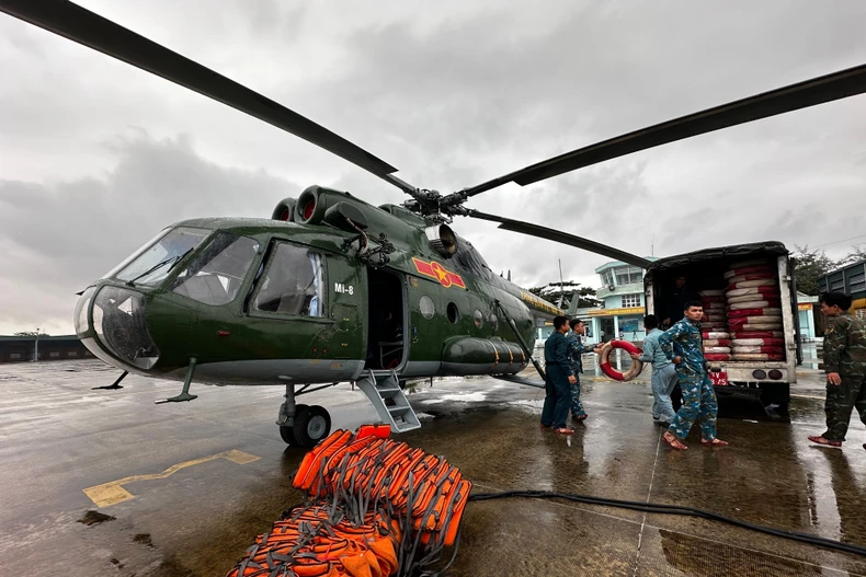 Helicópteros listos para despegar y entregar ayuda humanitaria a la población de las provincias afectadas por inundaciones. (Foto: VNA)