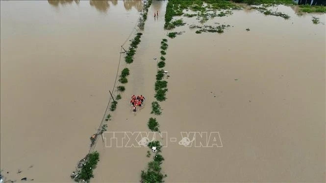 Las fuerzas militares y policiales brindan apoyo a la población afectada por las inundaciones en Phong Chau, Dat Lanh, barrio de Nam Trang. (Foto: VNA)
