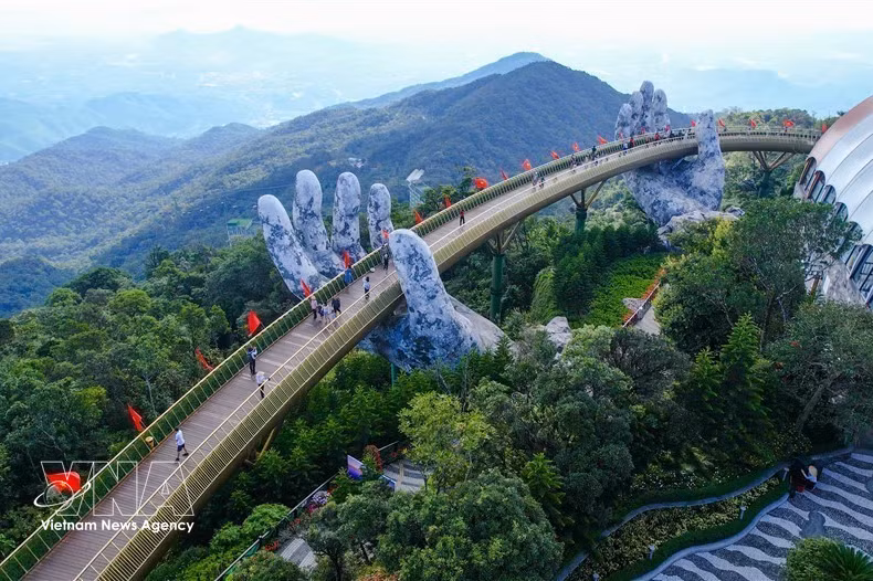 Vista panorámica del emblemático Puente Dorado en Ba Na Hills, en la ciudad de Da Nang. (Foto: VNA)