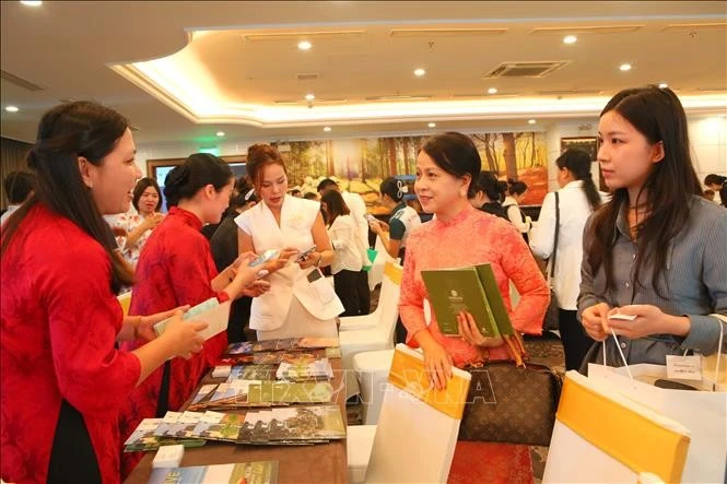 Presentación de los productos y servicios turísticos de las empresas de Ninh Binh a los socios. Foto: VNA