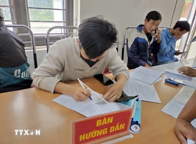 Un mostrador guía a los usuarios para realizar trámites administrativos en el Centro de Servicios Administrativos de la comuna de Tua Sin Chai, provincia de Lai Chau. (Foto: VNA)
