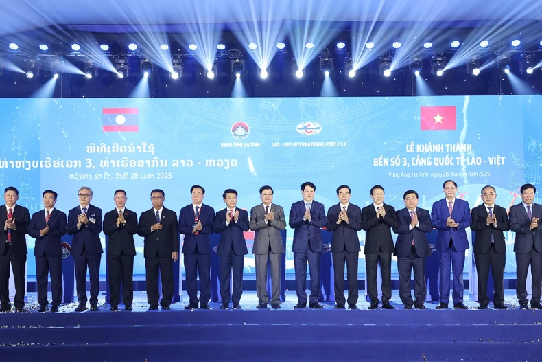 El presidente vietnamita Luong Cuong, el secretario general y presidente de Laos, Thongloun Sisoulith, y los delegados asistieron a la ceremonia de inauguración del muelle Nº 3 del Puerto Internacional Laos-Vietnam. (Foto: VNA)