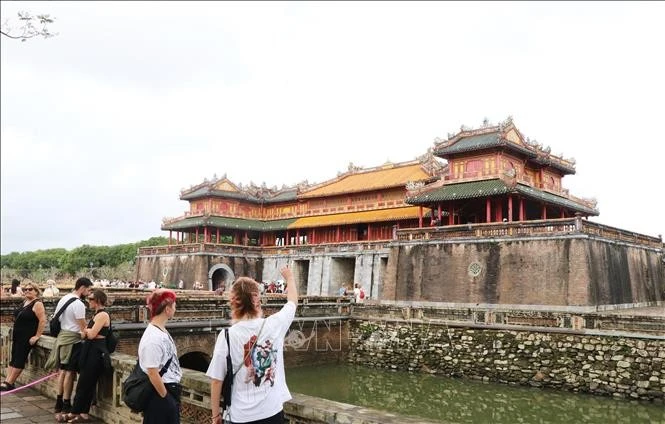 Turistas visitan la Puerta Ngo Mon de la Ciudadela Imperial de Hue. (Foto: VNA)