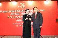 La cónsul general de Vietnam en Hong Kong y Macau (China), Le Duc Hanh, y el omisionado del Ministerio de Asuntos Exteriores de China en Hong Kong, Cui Jianchun. (Fuente: VNA)