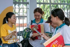 Los jóvenes buscan información de trabajo. (Foto: VNA)