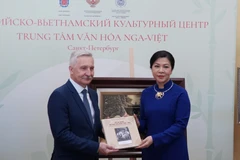 Ngo Phuong Ly, esposa del secretario general del Partido Comunista de Vietnam To Lam, presenta al Centro la serie de libros "Ho Chi Minh y Vietnam: la amistad con Rusia". (Foto: VNA)