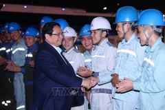 El primer ministro de Vietnam, Pham Minh Chinh, con los trabajadores del grupo Hoa Phat en la Zona Económica de Dung Quat. (Fuente: VNA)