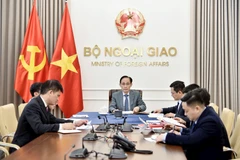 El ministro de Relaciones Exteriores de Vietnam, Le Hoai Trung, mantiene una conversación telefónica con la vicepresidenta de la Comisión Europea y alta representante de la Unión Europea para Asuntos Exteriores y Política de Seguridad, Kaja Kallas. Foto: Ministerio de Relaciones Exteriores
