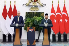 El presidente indonesio, Prabowo Subianto (derecha), y su homólogo turco, Recep Tayyip Erdogan, en una conferencia de prensa conjunta en Bogor el 12 de febrero. (Foto: AA/VNA)