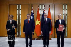 El secretario general del Partido Comunista y presidente de Vietnam, To Lam y el primer ministro de Australia, Anthony Albanese, presencian la entrega de documentos de cooperación. Foto: VNA