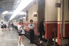 Inspección de billetes antes de que los pasajeros aborden el tren en la estación de Hai Phong. Foto: VNA