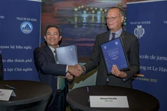 El vicepresidente del Comité Popular de Da Nang (Vietnam), Tran Nam Hung, y el alcalde de Le Havre (Francia), Édouard Philippe. (Foto: VNA)
