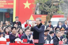 El secretario general del Partido, To Lam, con personas de diversos grupos étnicos en la provincia de Cao Bang. (Foto: VNA)