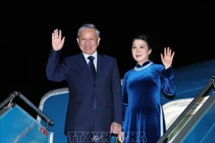 El secretario general del Partido Comunista de Vietnam (PCV), To Lam, y su esposa, Ngo Phuong Ly, parten de Hanoi para realizar una visita oficial al Reino Unido de Gran Bretaña e Irlanda del Norte. (Foto: VNA)