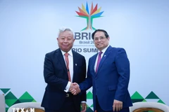El primer ministro de Vietnam, Pham Minh Chinh, y el presidente del AIIB, Jin Liqun. (Fuente: VNA)