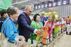 La empresa presenta productos a los visitantes. (Fuente: VNA)