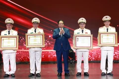 El primer ministro Pham Minh Chinh entrega certificados de mérito a colectivos e individuales destacados. (Fuente: VNA)