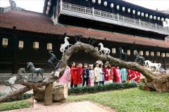 Niños visitan una exposición de esculturas en el Templo de la Literatura. (Foto: Baoanhvietnam)