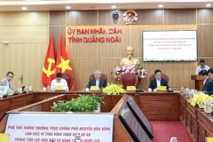 El viceprimer ministro Nguyen Hoa Binh trabaja ​​con los líderes de la provincia de Quang Ngai, el Ministerio de Industria y Comercio y los organismos pertinentes en la implementación del Proyecto del Centro Nacional de Refinación Petrolera y Energía en la Zona Económica de Dung Quat. (Fuente: Periódico del Gobierno)