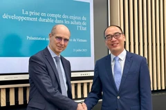 Jean-Yves Bertucci, presidente de la Cámara de lo Contencioso del Tribunal de Cuentas francés, y el subjefe de la Auditoría Estatal de Vietnam, Bui Quoc Dung. (Fuente: VNA)