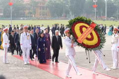 Los delegados rinden homenaje al Presidente Ho Chi Minh en su mausoleo. (Foto: VNA)