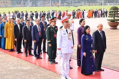 Los delegados rinden homenaje al Presidente Ho Chi Minh en su mausoleo. (Foto: VNA)