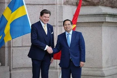 El primer ministro de Vietnam, Pham Minh Chinh, y el presidente del Riksdag (Parlamento), Andreas Norlén. (Fuente: VNA)
